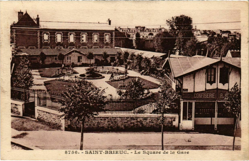 Carte postale ancienne Saint-Brieuc - Le Square de la Gare à Saint-Brieuc