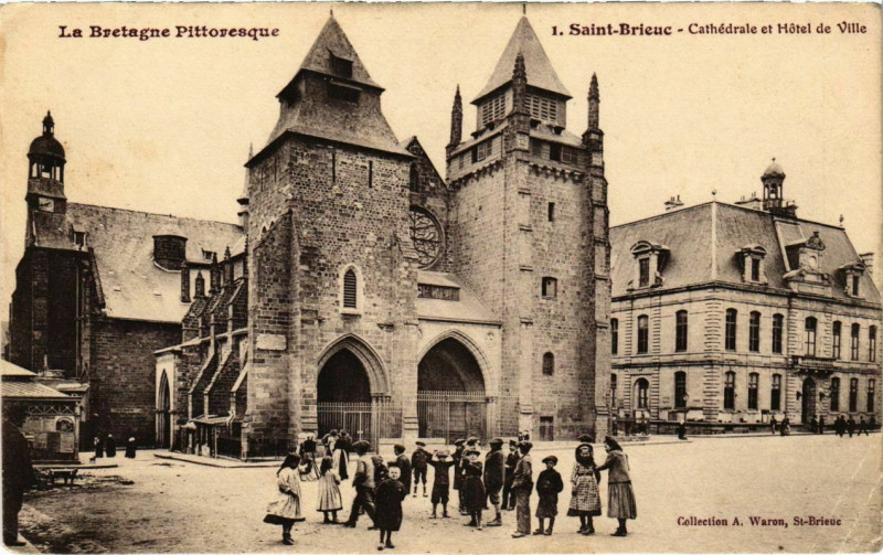 Carte postale ancienne Saint-Brieuc - Cathedrale et Hotel de Ville à Saint-Brieuc