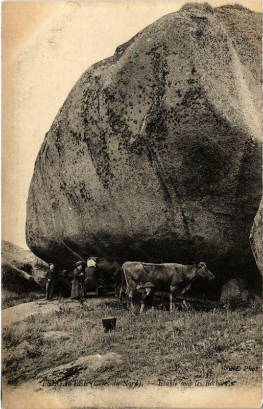 Carte postale ancienne Tregastel - Etable sous les Rochers à Trégastel