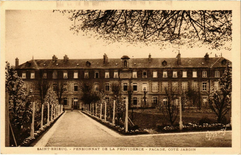 Carte postale ancienne Saint-Brieuc - Pennsionnat de la Providence Facade Cote Jardin à Saint-Brieuc