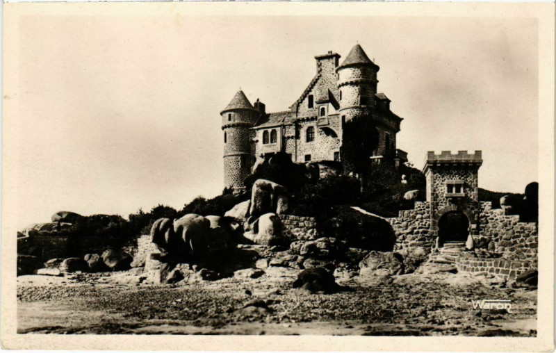 Carte postale ancienne Le Chateau de Costaeres entre - Ploumanach et Tregastel à Trégastel