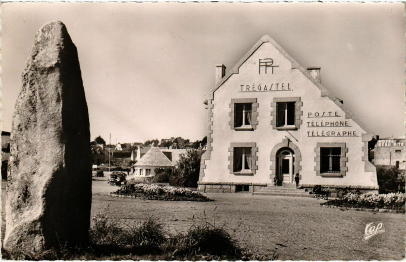 Carte postale ancienne Tregastel - La Place de la Poste à Trégastel