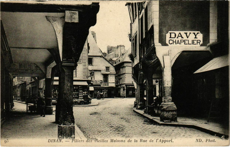 Carte postale ancienne Dinan - Piliers des vieilles Maisons de la Rue de l'Apport à Dinan