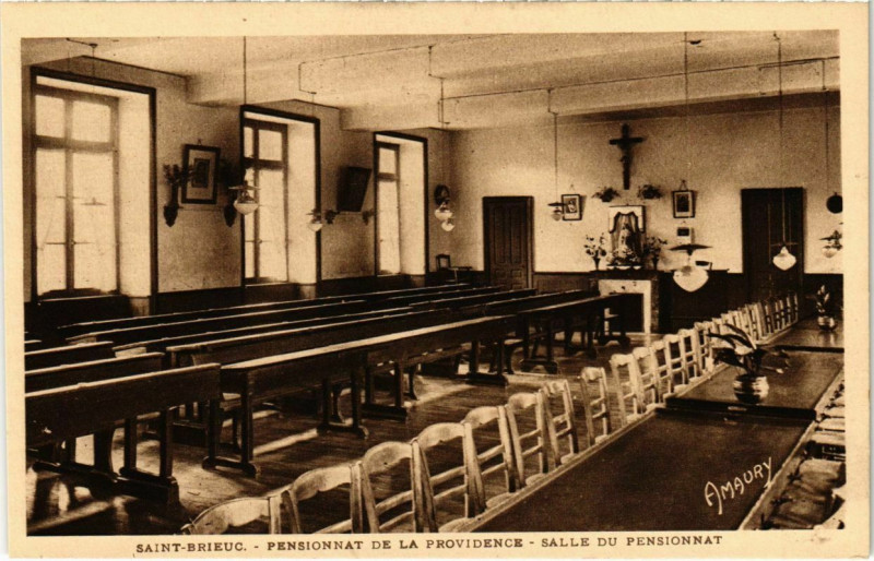 Carte postale ancienne Saint-Brieuc - Pennsionnat de la Providence - Salle du Pensionnat à Saint-Brieuc