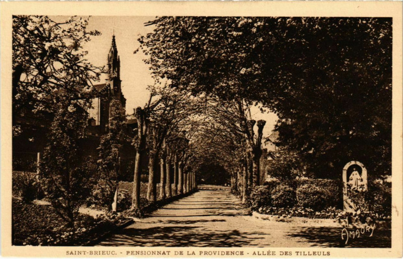 Carte postale ancienne Saint-Brieuc - Pensionnat de la Providence - Allée des Tilleuls à Saint-Brieuc