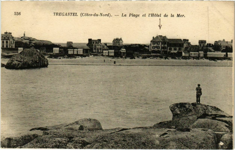 Carte postale ancienne Tregastel - La Plage et l'Hotel de la Mer à Trégastel