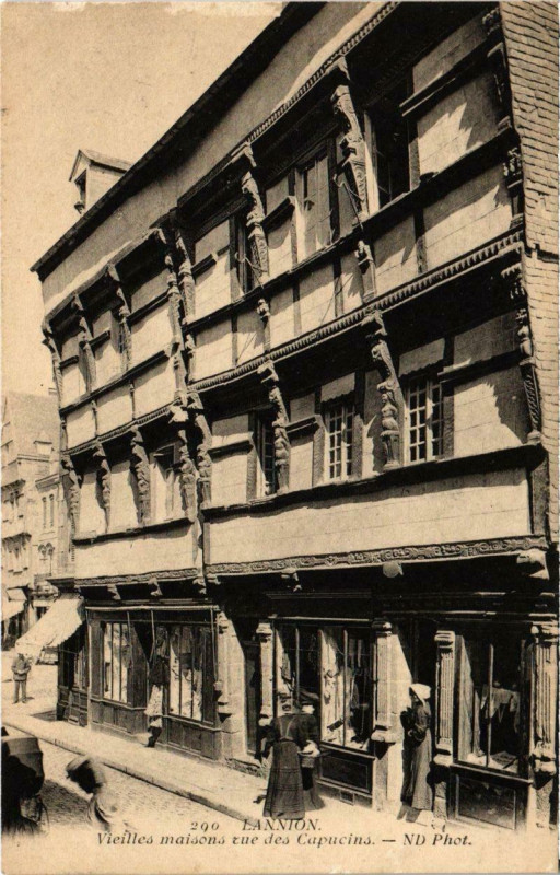 Carte postale ancienne Lannion - Vieilles Maisons - Rue des Capucins à Lannion