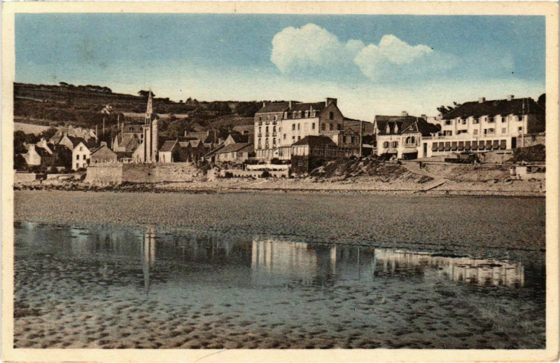 Carte postale ancienne Saint-Michel-en-Greve - Vue generale sur l'Eglise à Saint-Michel-en-Grève