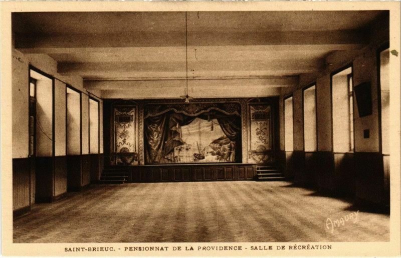 Carte postale ancienne Saint-Brieuc - Pennsionnat de la Providence - Salle de Recreation à Saint-Brieuc