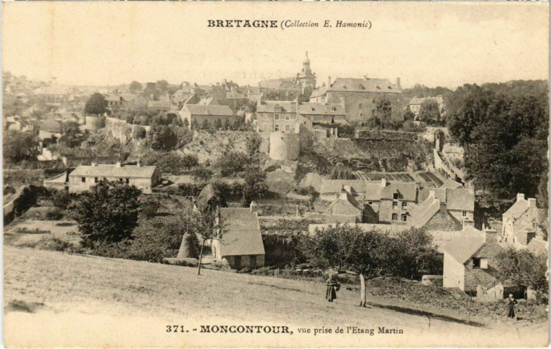 Carte postale ancienne Moncontour - Vue Prise de l'Etang Martin à Moncontour