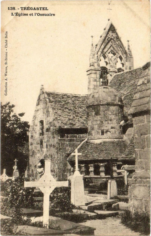 Carte postale ancienne Tregastel - L'Eglise et l'Ossuaire à Trégastel