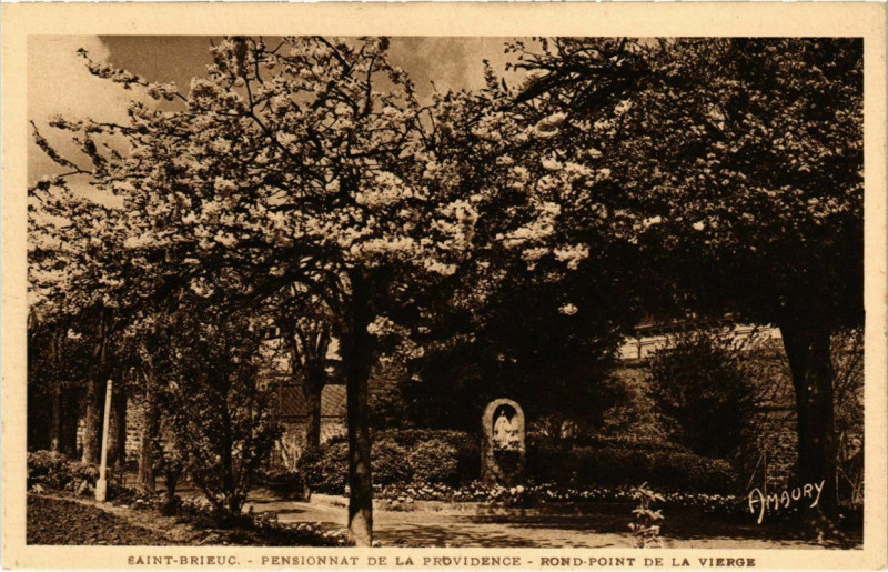 Carte postale ancienne Saint-Brieuc - Pennsionat de la Providence - Rond-Pont de la Vierge à Saint-Brieuc
