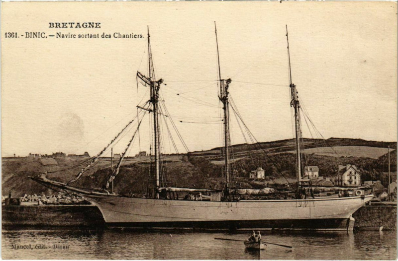 Carte postale ancienne Binic - Navire sortant des Chantiers