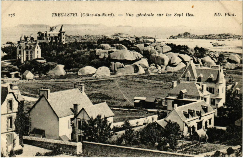 Carte postale ancienne Tregastel - Vue generale sur les Sept iles à Trégastel