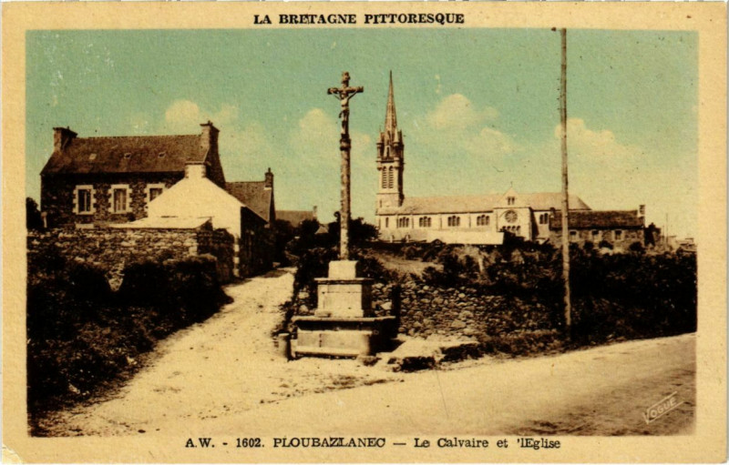 Carte postale ancienne Ploubazlanec - Le Calvaire et l'Eglise à Ploubazlanec