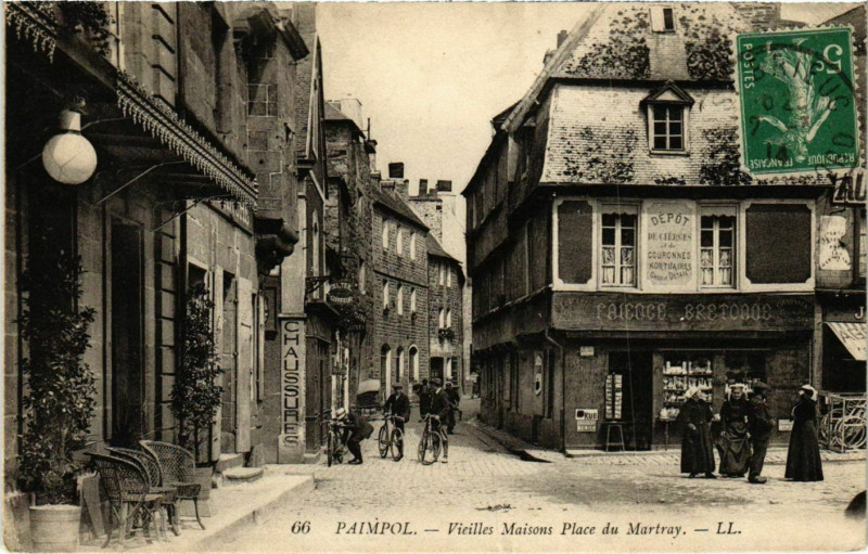 Carte postale ancienne Paimpol - Vieilles Maison Place du Martray à Paimpol