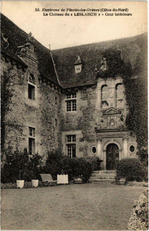 Carte postale ancienne Plestin-les-Greves Le Chateau du Leslarc'h - Cour Interieure à Plestin-les-Grèves