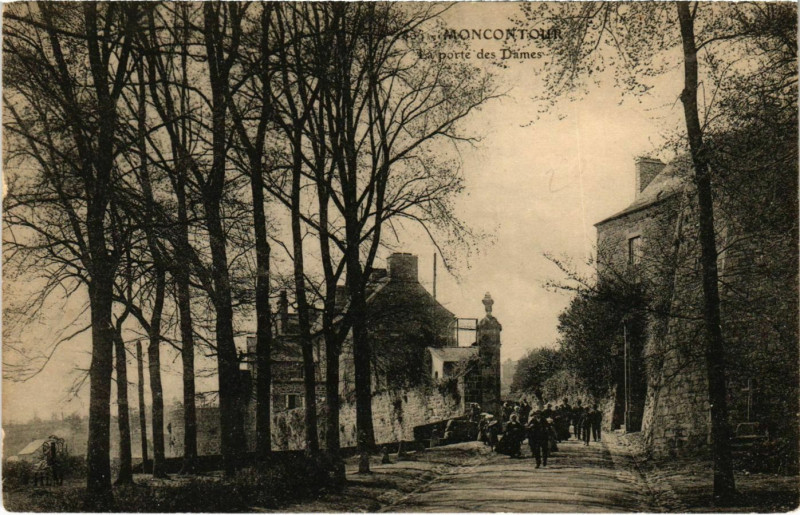 Carte postale ancienne Moncontour - La porte des Dames à Moncontour
