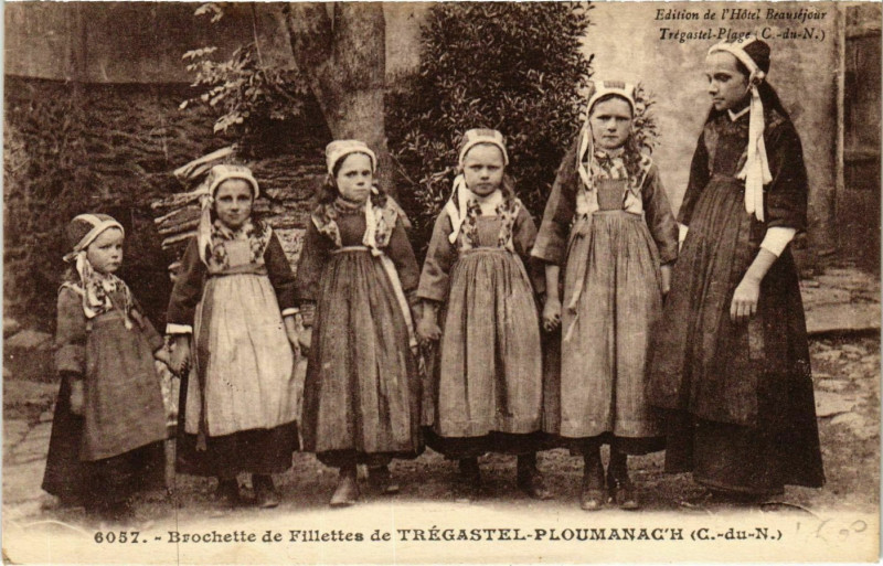 Carte postale ancienne Tregastel-Ploumanach - Brochette de Fillettes à Trégastel