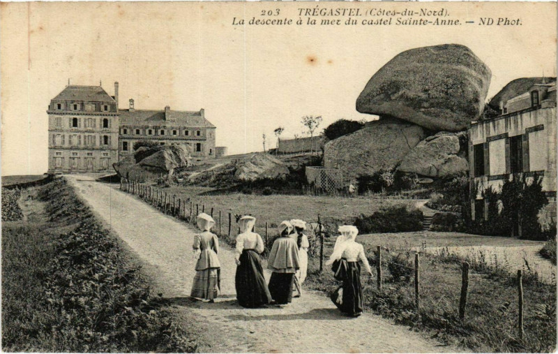 Carte postale ancienne Tregastel - La Descente a la mer à Trégastel