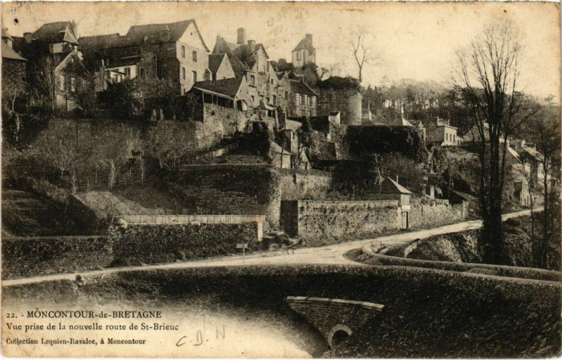 Carte postale ancienne Moncontour-de-Bretagne - Vue prise de la nouvelle route à Moncontour