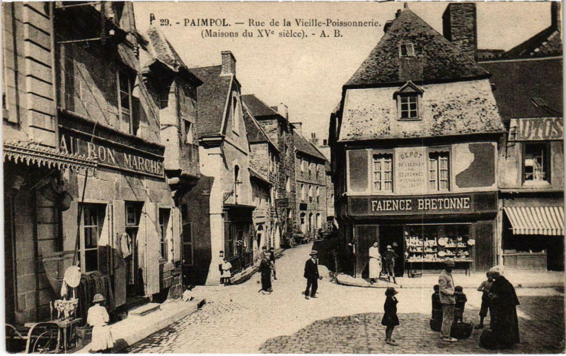 Carte postale ancienne Paimpol - Rue de la Vieille-Poissonnerie à Paimpol