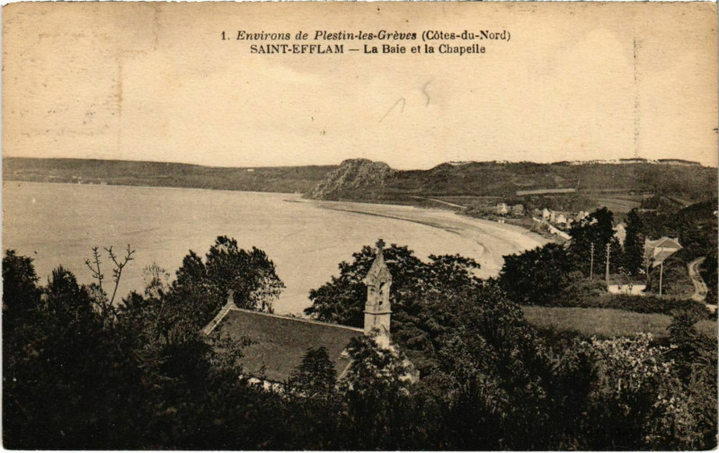 Carte postale ancienne Plestin-les-Greves - La Baie et la Chapelle à Plestin-les-Grèves
