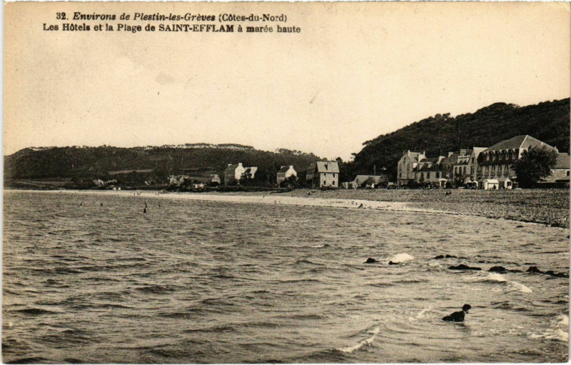 Carte postale ancienne Environs de Plestin-les-Greves - Les Hotels et la Plage à Plestin-les-Grèves