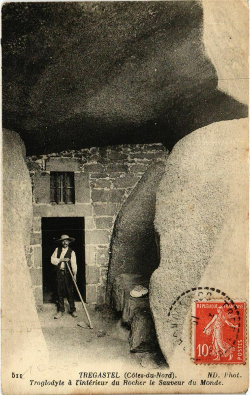 Carte postale ancienne Tregastel - Troglodyte a l'Interieur à Trégastel