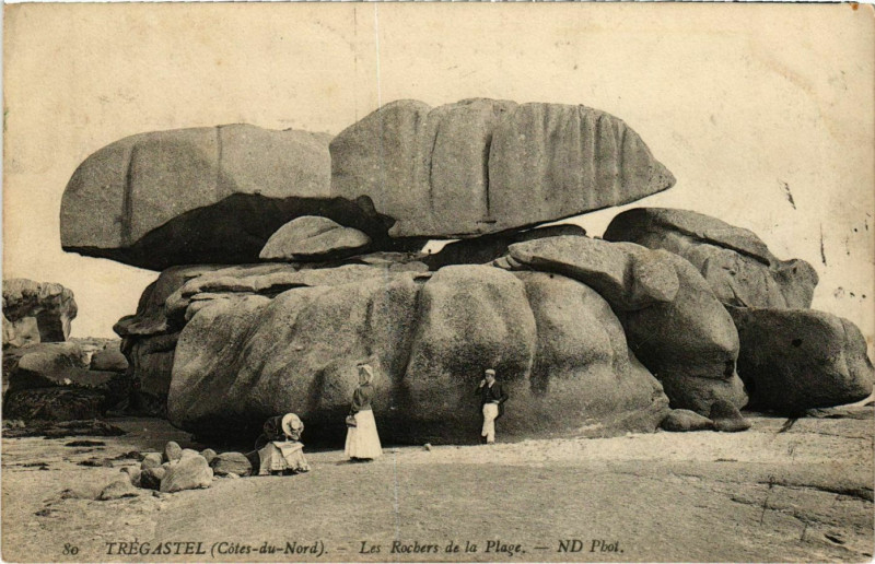 Carte postale ancienne Tregastel - Les Rochers de la Plage à Trégastel