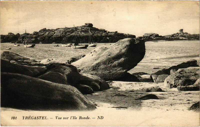 Carte postale ancienne Tregastel - Vue sur l'Ile Ronde à Trégastel