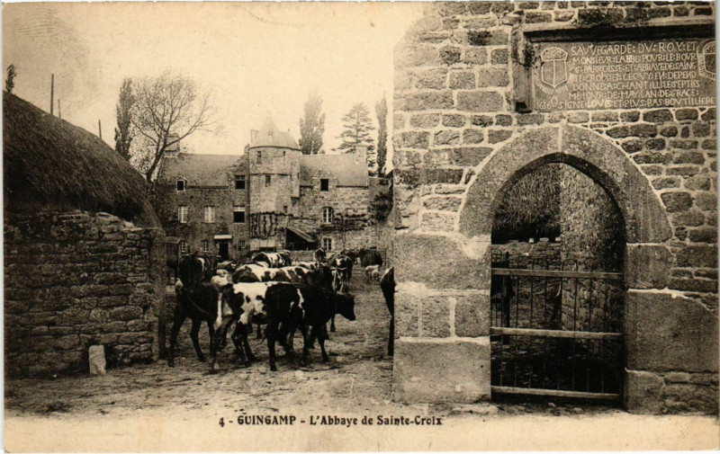 Carte postale ancienne Guingamp - L'Abbaye de Ste-Croix à Guingamp