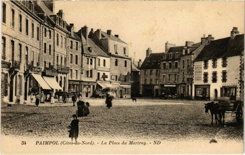 Carte postale ancienne Paimpol - La Place du Martray à Paimpol