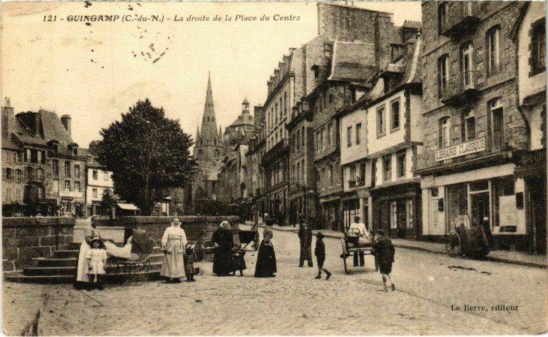 Carte postale ancienne Guingamp - La droite de la Place du Centre à Guingamp