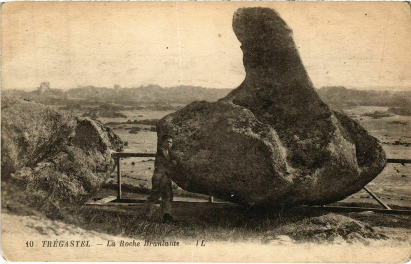 Carte postale ancienne Tregastel - La Roche Branlante à Trégastel