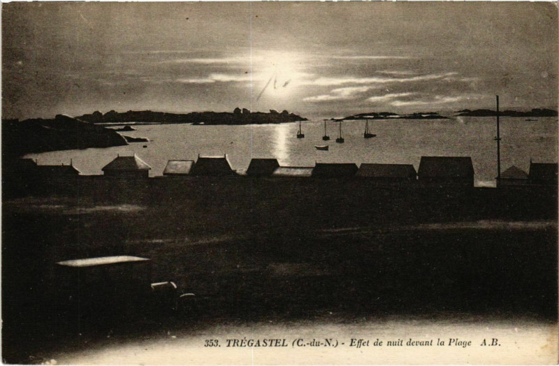 Carte postale ancienne Tregastel - Effet de nuit devant la Plage à Trégastel