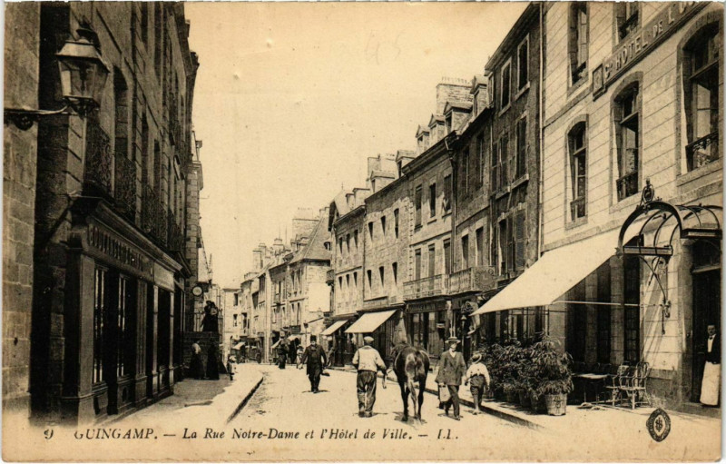 Carte postale ancienne Guingamp - La Rue Notre-Dame à Guingamp