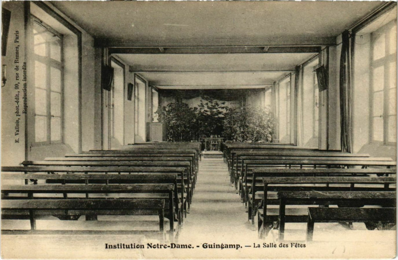 Carte postale ancienne Guingamp - La Salle des Fetes à Guingamp