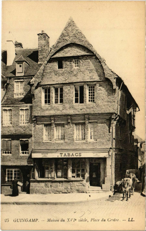Carte postale ancienne Guingamp - Place du Centre à Guingamp