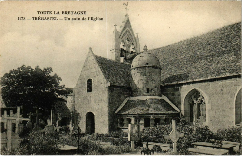 Carte postale ancienne Tregastel - Un coin de l'Eglise à Trégastel