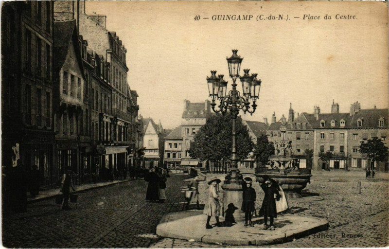 Carte postale ancienne Guingamp - Place du Centre à Guingamp