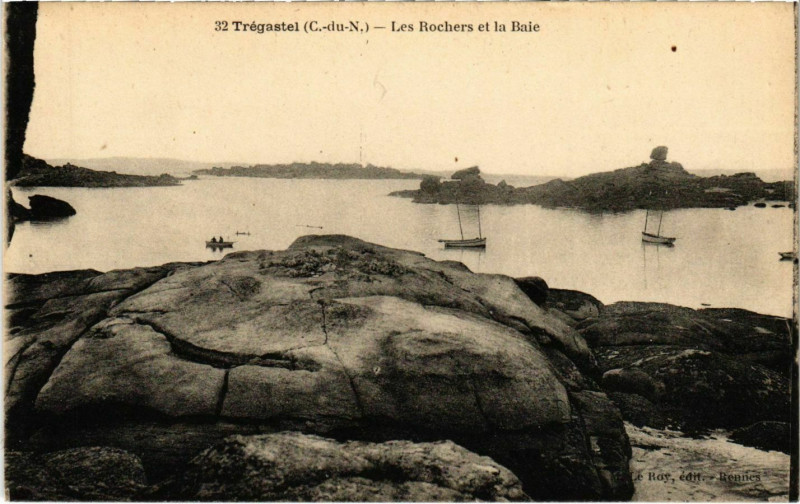 Carte postale ancienne Tregastel - Les Rochers et la Baie à Trégastel