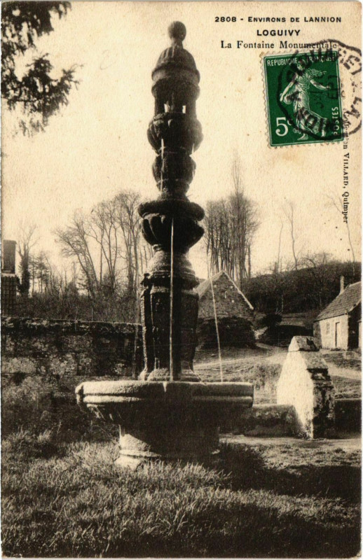 Carte postale ancienne Loguivy - La Fontaine Monumentale