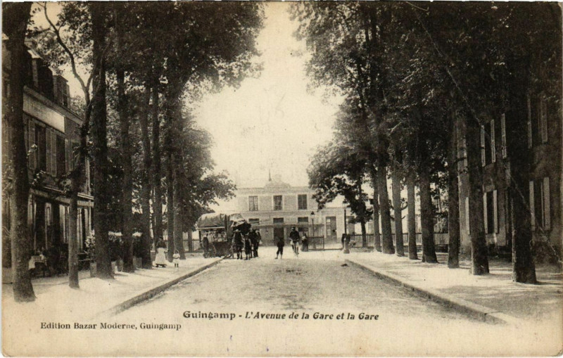 Carte postale ancienne Guingamp - L'Avenue de la Gare à Guingamp