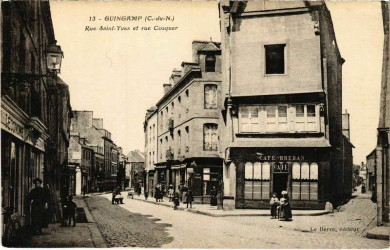 Carte postale ancienne Guingamp - Rue St-Yves et rue Cosquer à Guingamp