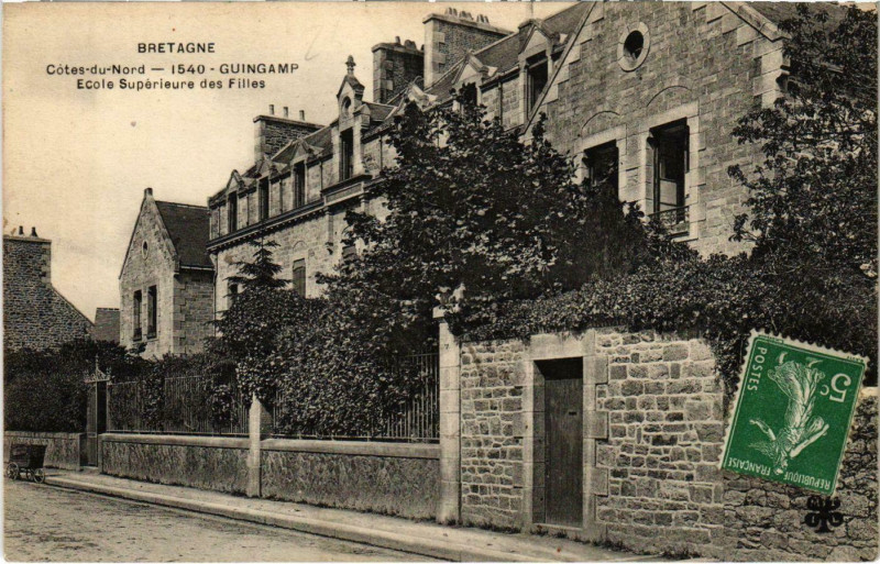 Carte postale ancienne Guingamp - Ecole Superieure des Filles à Guingamp