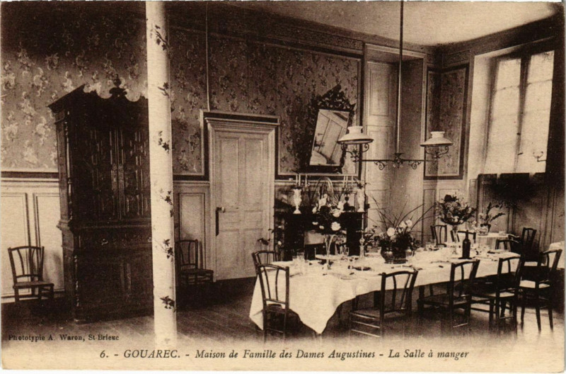 Carte postale ancienne Gouarec - Maison de Famille des Dames à Gouarec