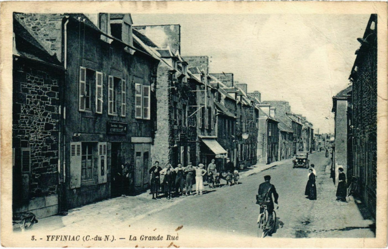 Carte postale ancienne Yffiniac - La Grande Rue à Yffiniac