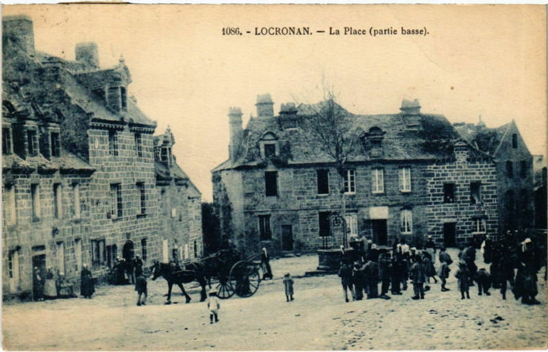 Carte postale ancienne Locronan - La Place
