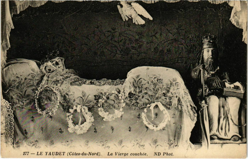 Carte postale ancienne Le Yaudet - La Vierge couche